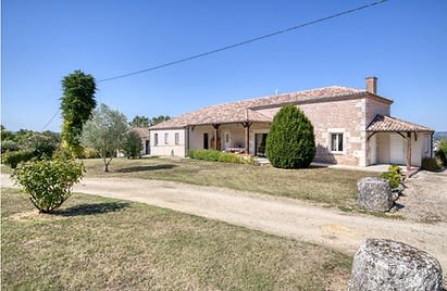 Vue sur le domaine et la piscine du Petit Colombier
