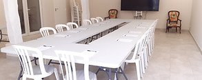 Salle de réception préparée pour un événement